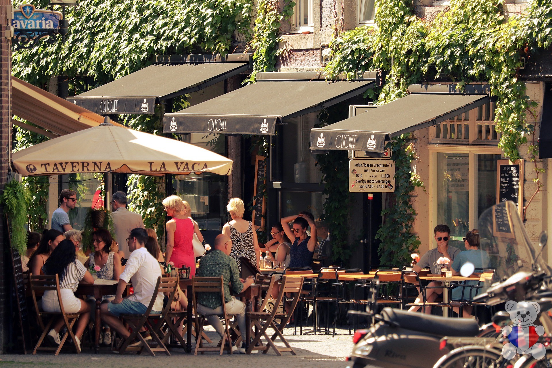 Кафе на улице на телефон. Уличное кафе. Летнее уличное кафе. Европейские уличные кафе. Французское уличное кафе.